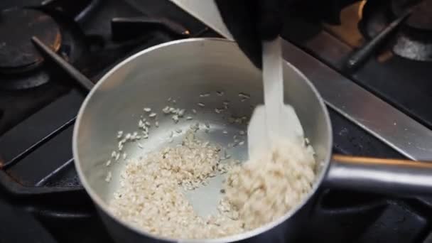 Profi Koch Mixt Reis Für Risotto Mahlzeit — Stockvideo