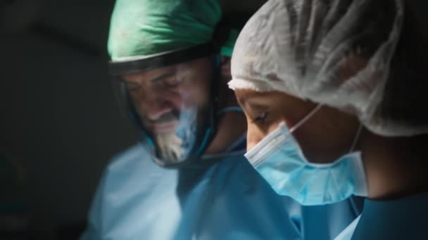 Médicos Trabajando Sala Cirugía — Vídeos de Stock