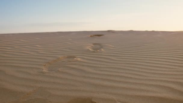 夕阳西下的沙丘浪花 — 图库视频影像
