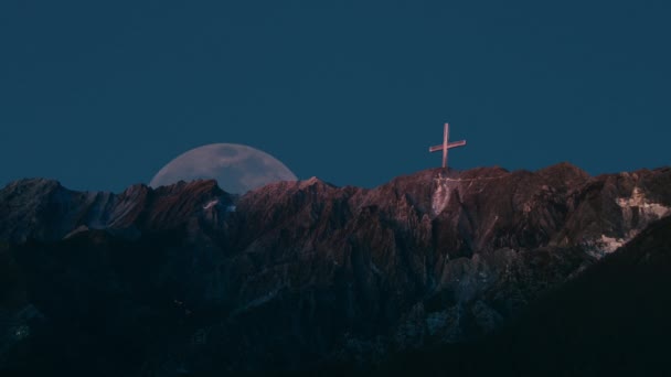Krucyfiks Szczycie Góry Wschodzie Księżyca — Wideo stockowe