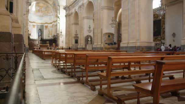 Personas Que Visitan Una Antigua Iglesia Católica — Vídeo de stock