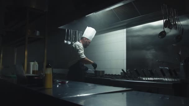 Σεφ Προετοιμασία Πιάτα Αργά Βράδυ — Αρχείο Βίντεο