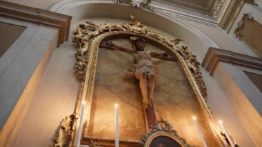 Kilisede çarmıhın altında mumlar.. 