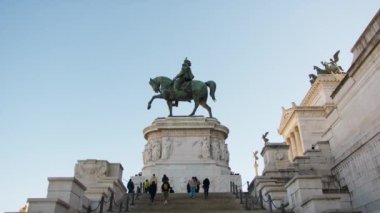 Merdivenler Roma 'nın simgelerinden birine çıkıyor. . 