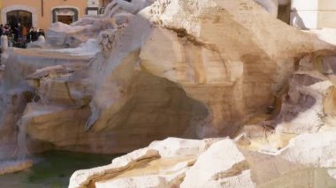 Trevi Çeşmesi Roma 'da akan suyla .