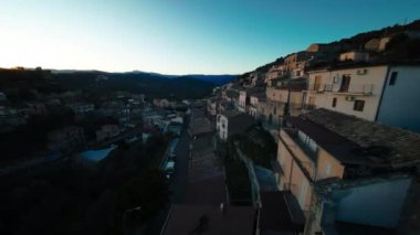 Calabria 'daki eski İtalyan köyünün havadan görünüşü. Aspromonte dağlar.