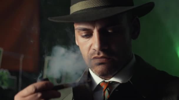 Dedektifin Yakınında Pipo Içiyor — Stok video