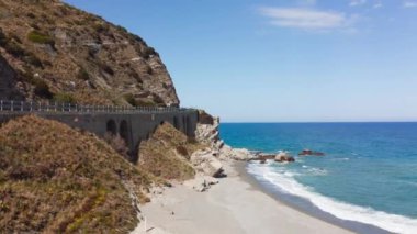 Okyanus suyuyla çevrili uçurum .