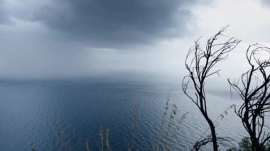 Kıyıya yakın okyanusta bulut patlaması