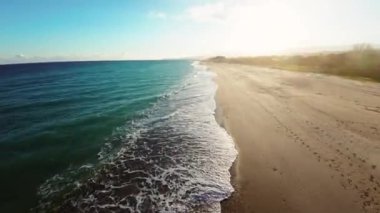 Gün batımında kumsalın havadan görünüşü