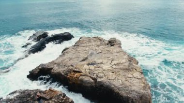 Okyanus dalgaları kayalara çarpıyor..