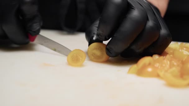 小黄色西红柿的配制和切碎 — 图库视频影像