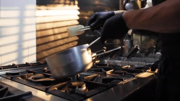 厨师用手腕摇锅烹调美食 — 图库视频影像