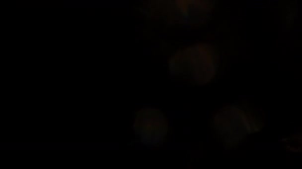 Fond sombre avec des fuites de lumière brillantes .