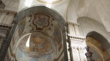 Kilisenin içindeki eski fresklerin ışıkları..