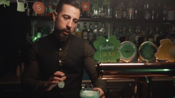 Nahaufnahme Von Barman Serviert Becher Mit Grünem Bier — Stockvideo