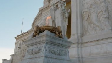 Roma 'da bir heykelin altında yanan zafer alevi. . 