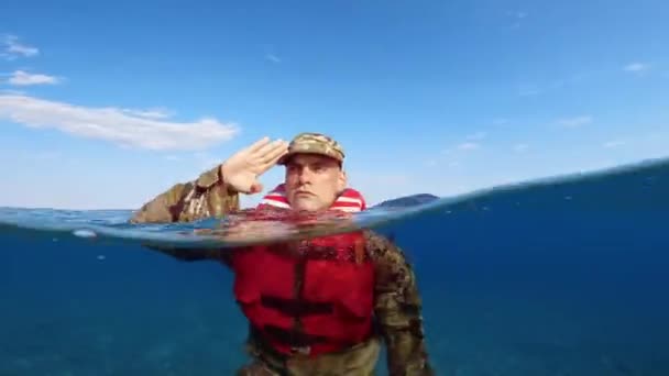 Солдат Тренується Океані — стокове відео