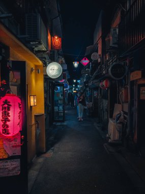 Tokyo, Japonya 'da Karanlık Sokak ve Lambalar .