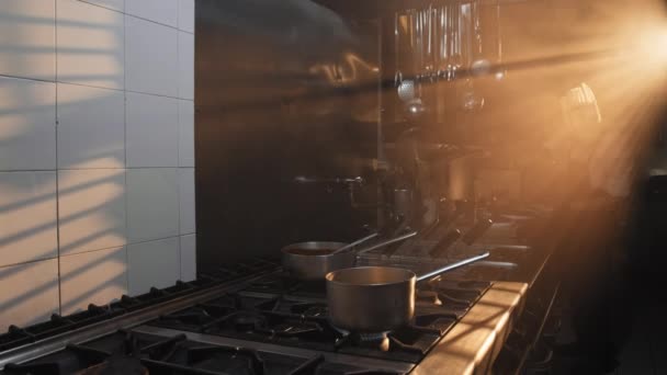 阳光和光线环绕在工作的厨师周围 — 图库视频影像