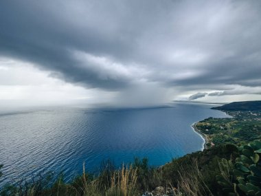 Kıyıya yakın okyanusta bulut patlaması