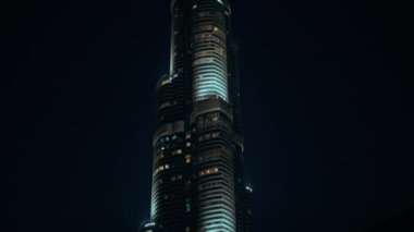 Gecenin içinde bir gökdelene tırmanmak . 