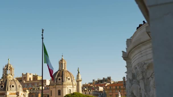 Ιταλική Σημαία Κυματίζει Στον Ουρανό Της Ρώμης — Αρχείο Βίντεο