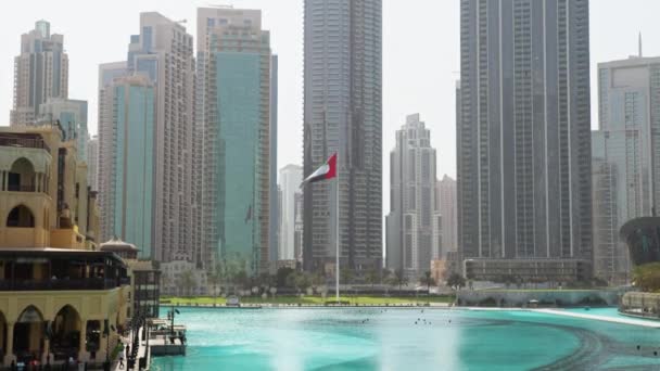 Флаг Объединённых Арабских Эмиратов Размахивающий Среди Небоскребов — стоковое видео