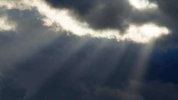 Φως Του Ήλιου Αντανακλάται Στα Θυελλώδη Σύννεφα — Αρχείο Βίντεο