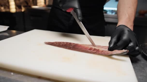 厨师干干净利落地清洗鲜鱼 — 图库视频影像