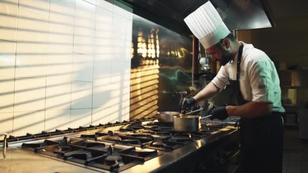 Νέοι Επαγγελματίες Σεφ Στην Κουζίνα Ενώ Την Προετοιμασία Γκουρμέ Πιάτα — Αρχείο Βίντεο