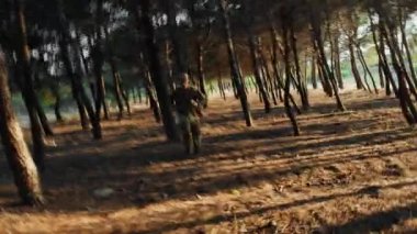 Asker ormanda korkarak koşar..