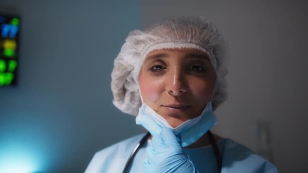 Primer Plano Las Sonrisas Del Médico Veterinario Femenino — Vídeos de Stock