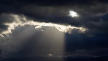 Gökyüzü Işığıyla aydınlanan Kara Bulutlar . 