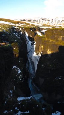 İzlanda Dağında Güneşli Kış Günü. 