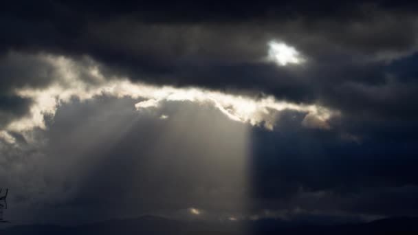 Duistere Wolken Verlicht Door Hemels Licht — Stockvideo