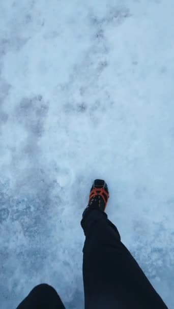 Trekking Aventura Una Superficie Congelada — Vídeo de stock