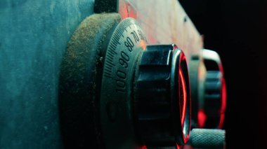 Soygun sırasında alarm çalıyor ve yanıp sönüyor..