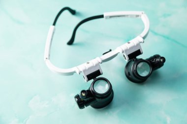 Masada mikroskop gözlüğü var..