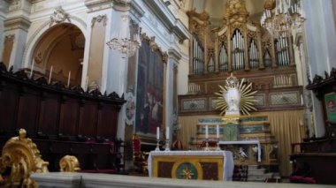 Eski ve tarihi bir katedralin içleri.. 