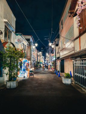 Tokyo Caddesi 'ndeki Sokak Lambaları ve Dükkan Işıkları . 