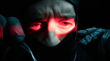 Kar maskeli hırsız dikkatlice kilidi açmaya çalışıyor. .