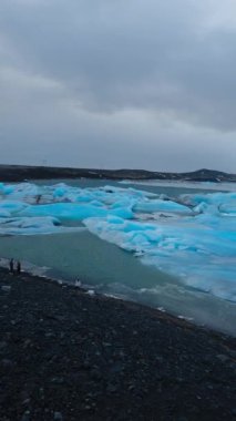 İnsanlar İzlanda 'daki Buzul Şekillerine Hayran . 