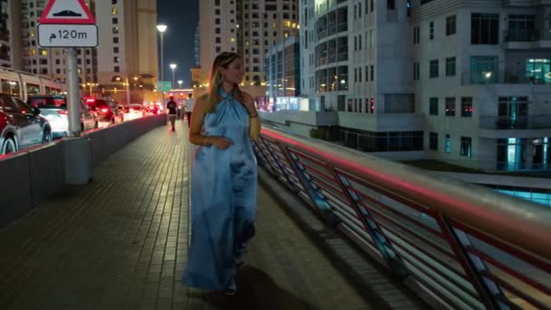 Blondine Vrouw Loopt Door Straten Van Dubai — Stockvideo