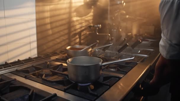 Der Zauber Der Morgenlichter Der Restaurantküche — Stockvideo
