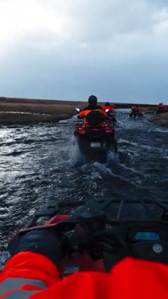 Vodící Čtyřkolka Islandské Říční Vodě — Stock video