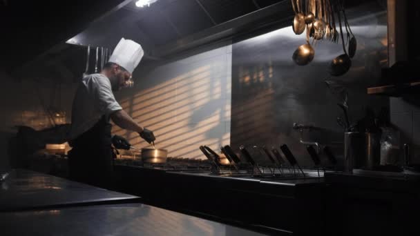 Chef Bereitet Abendessen Der Küche Eines Kreuzfahrtschiffs — Stockvideo