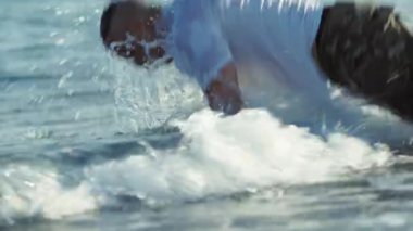 Deniz kıyısında askeri eğitim