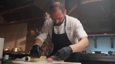 Baş aşçı yemeklerini düzenleyip hazırlıyor. . 