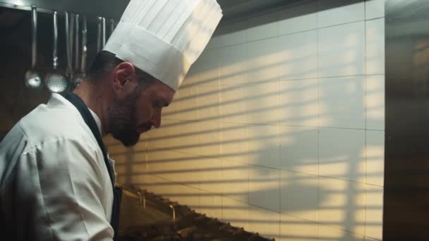 Professionell Kock Matlagning Med Ljus Från Fönstret — Stockvideo